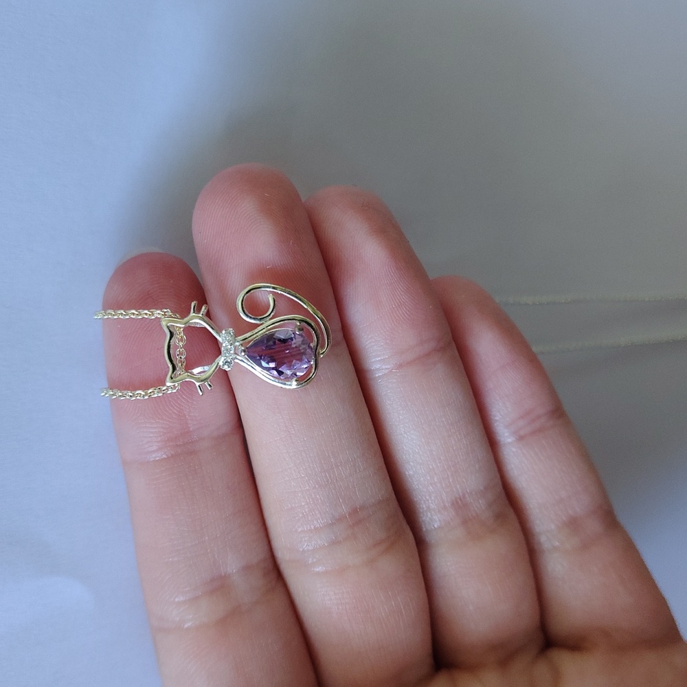 *Like New* Sterling Silver Cat Necklace with Amethyst-colored Stone